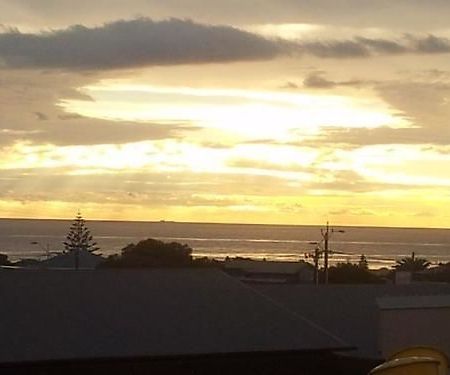 Christies Beach Hotel Clarendon Kültér fotó